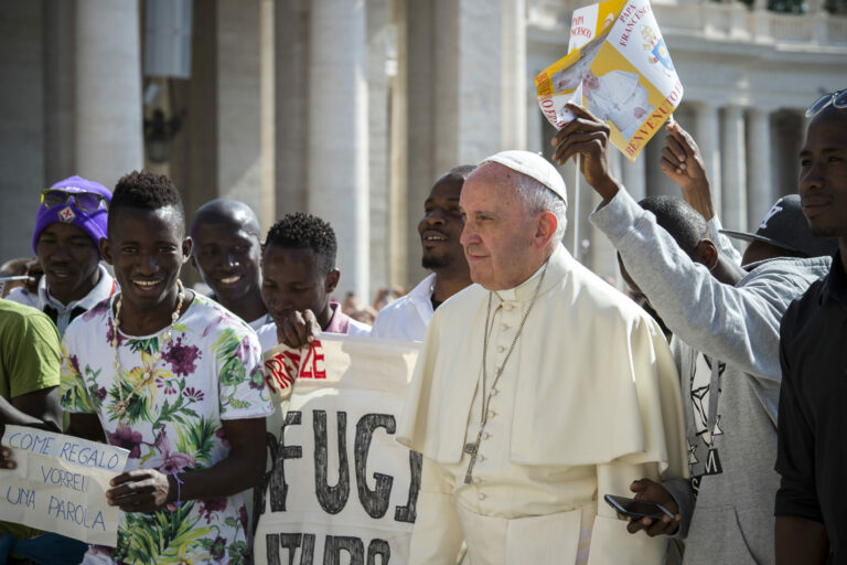 Pape avec réfugiés et migrants africains