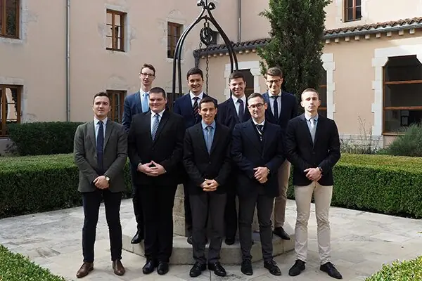 Les 8 nouveaux séminaristes français (et un nouveau postulant frère) entrés en année de spiritualité au séminaire de Flavigny