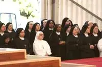 Les religieuses attentives et émues
