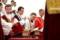 L'abbé Bonneterre prêtre assistant de son tout nouveau jeune confrère dans le sacerdoce