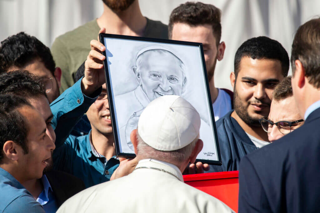 Pape François se faisant offrir un portrait de lui