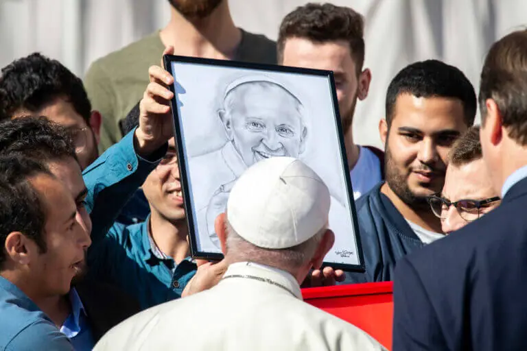 Pape François se faisant offrir un portrait de lui