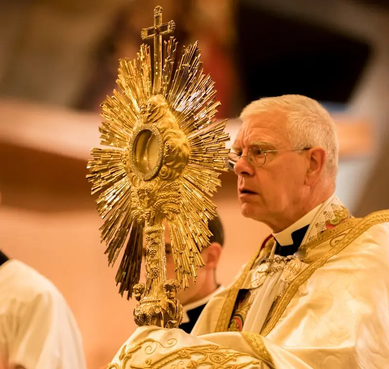 Abbé de Jorna portant le Saint Sacrement