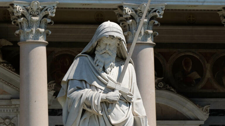 Statue de saint Paul à Rome devant la Basilique Saint-Paul-hors-les-murs