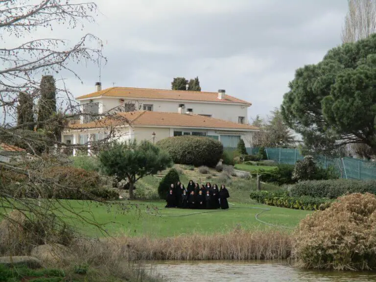 Servantes Jésus Prêtre