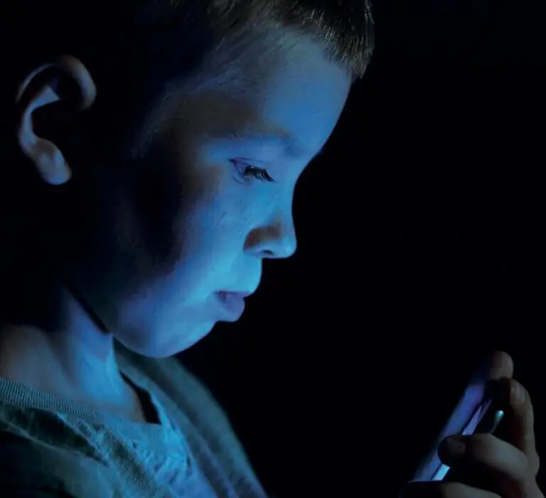 enfant devant un écran portable