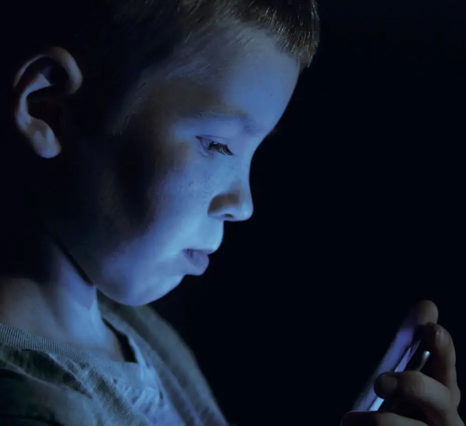 enfant devant un écran portable