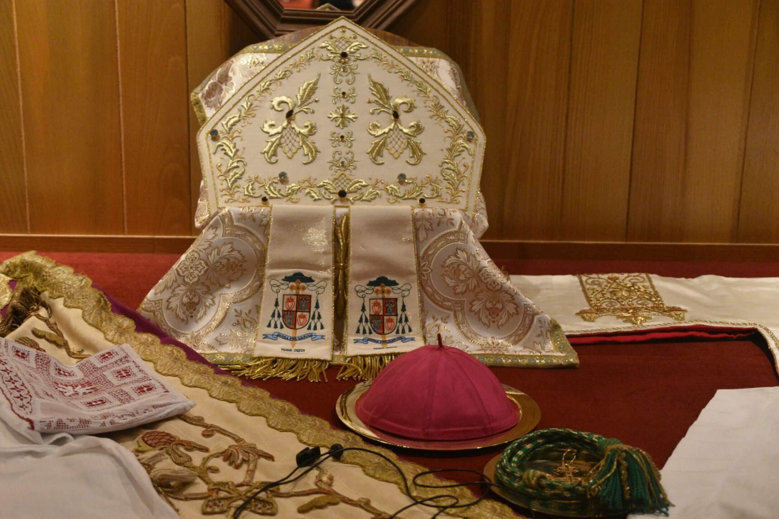 undefined - Les ornements disposés dans la sacristie