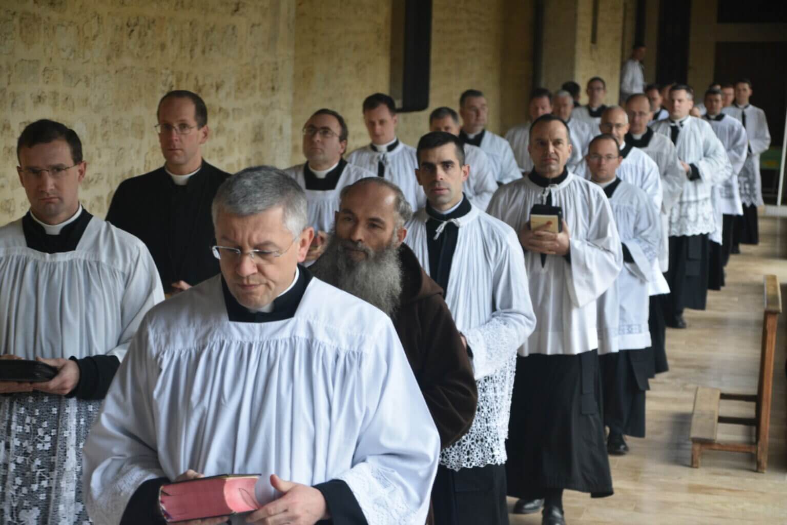 Cérémonie de prise de soutanes au séminaire de Flavigny • LPL