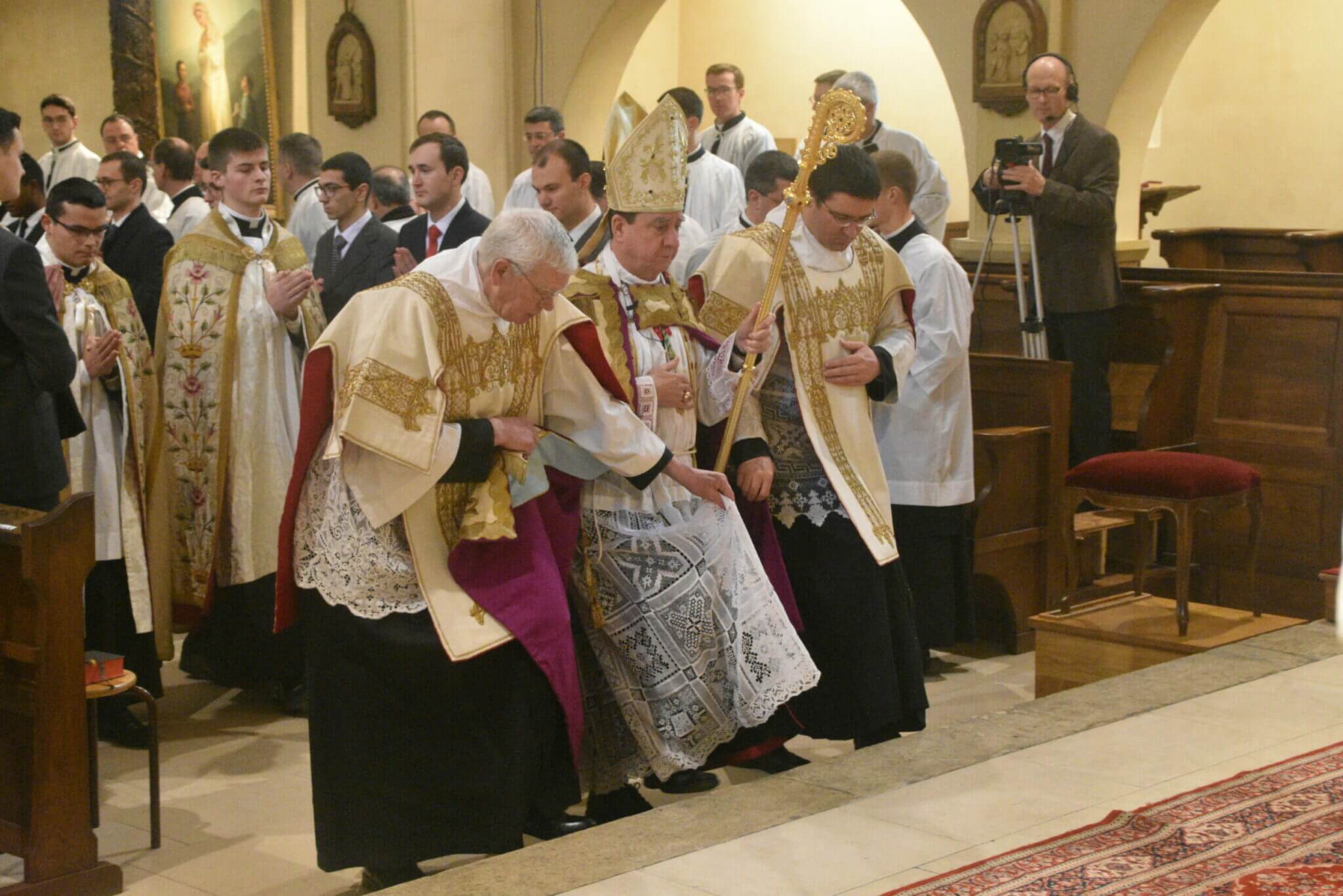 Cérémonie de prise de soutanes au séminaire de Flavigny • LPL