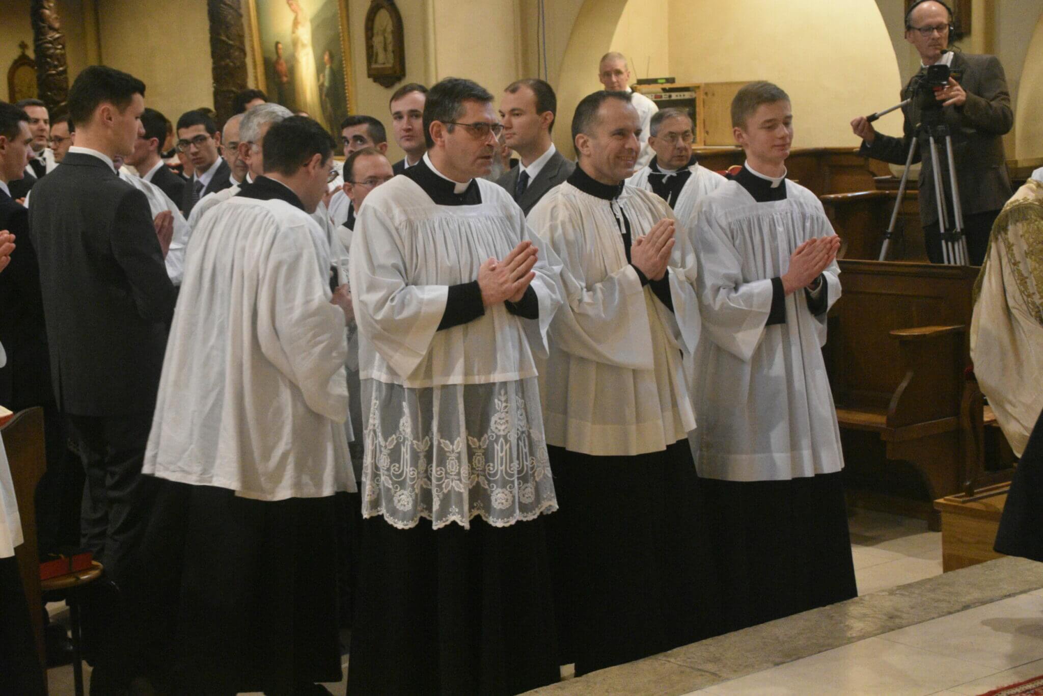Cérémonie de prise de soutanes au séminaire de Flavigny • LPL