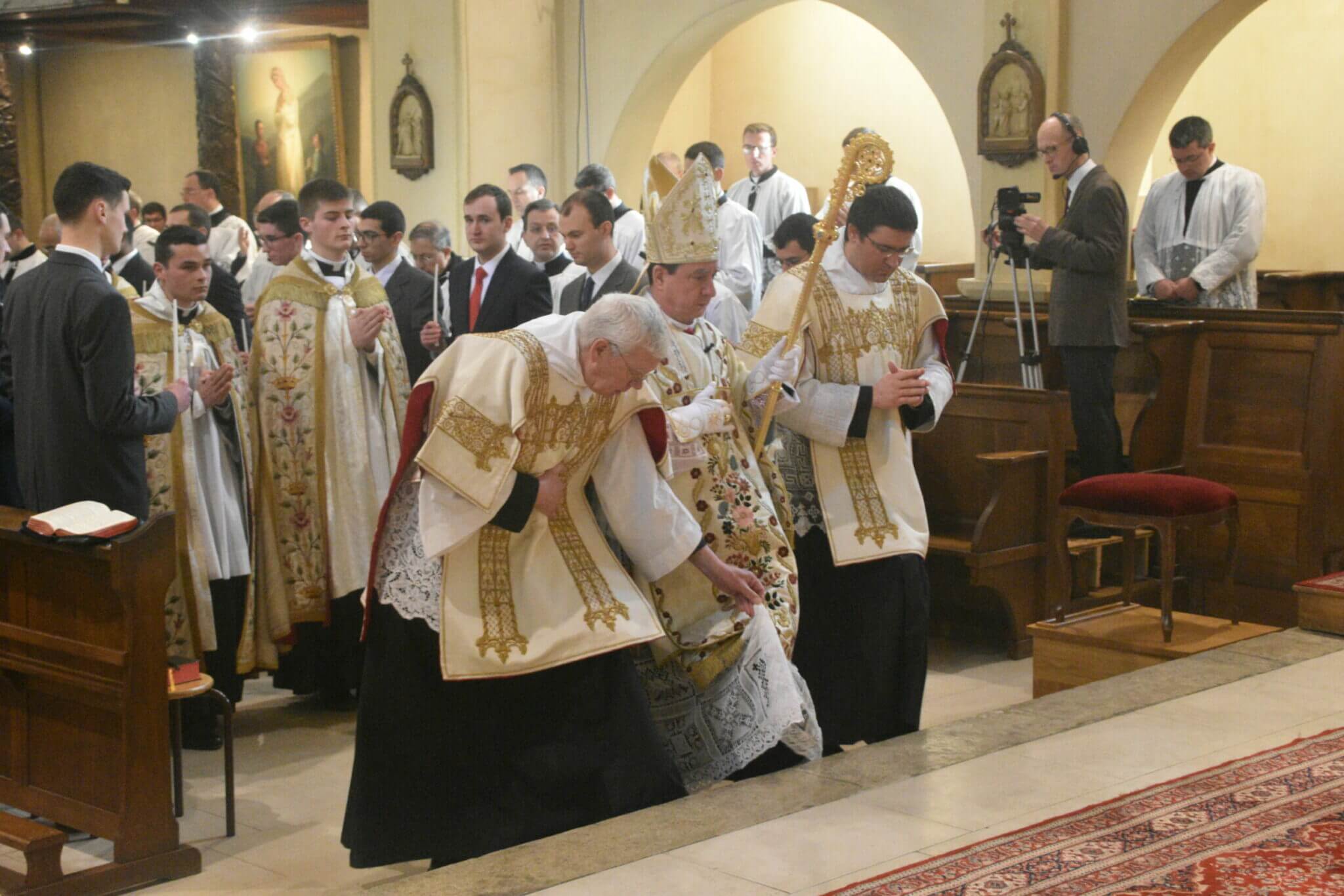 Cérémonie de prise de soutanes au séminaire de Flavigny • LPL
