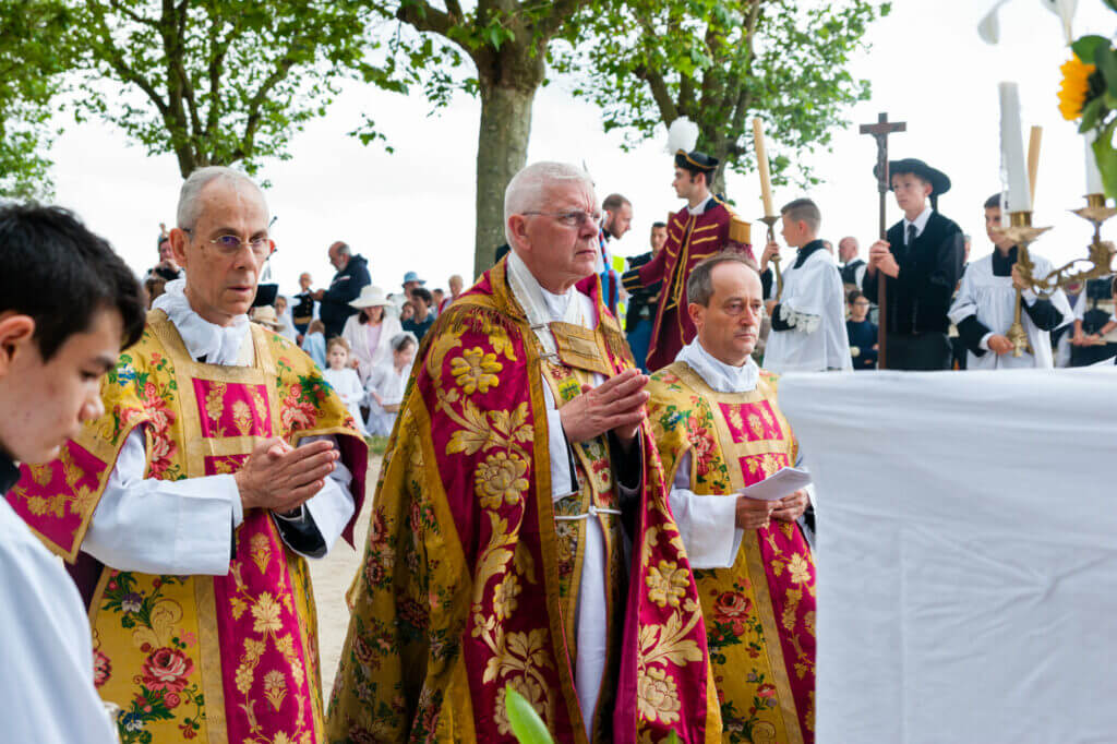 Le dimanche 11 août 2023, le prieuré Sainte Anne de la FSSPX a organisé une procession de la fête Dieu sur le cours Dajot.