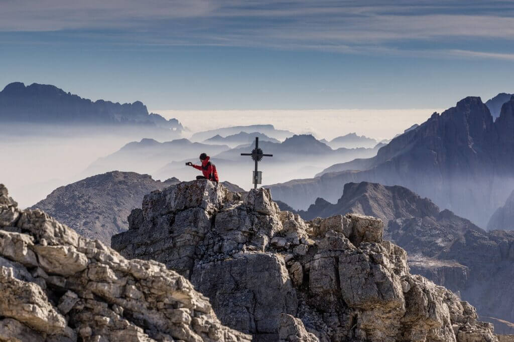 Croix au sommet d'une montagne