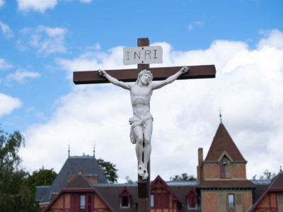 Le crucifix trône devant le prieuré
